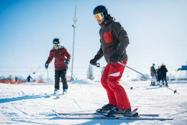 Adulte qui apprend à skier