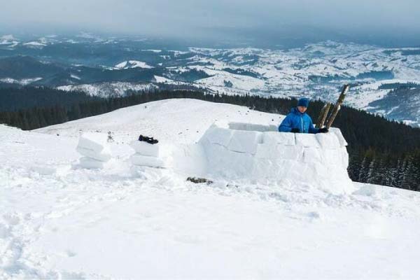 Construction d'un igloo en montagne