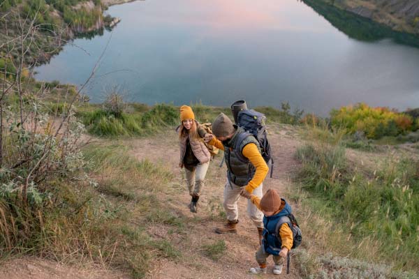 Faire de la randonnée en famille en montagne