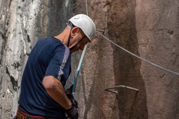 Homme sénior sur une via ferrata