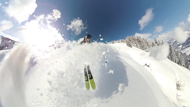 Skieur dans la poudreuse